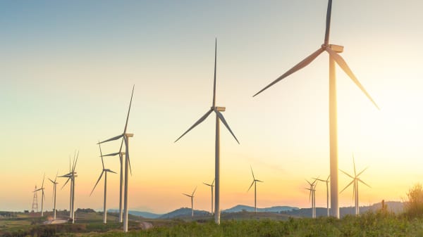 Windräder in der Landschaft bei Sonnenaufgang