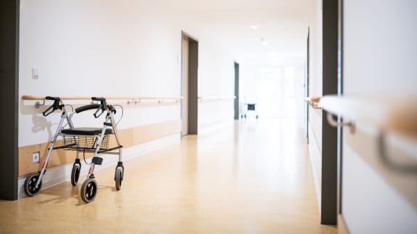 Gut beleuchteter Flur mit Rollator in einem Pflegeheim
