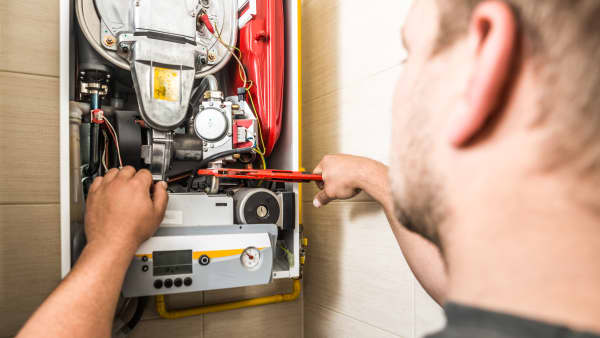 Monteur arbeitet an einer Gastherme