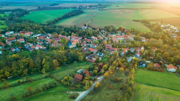 Luftaufnahme einer Ortschaft in Deutschland umgeben von grünen Wiesen