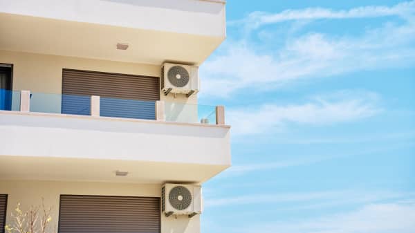 Klimaanlagen an der Fassade eines Mehrfamilienhauses
