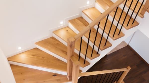 Moderne Holztreppe in einem Wohnhaus