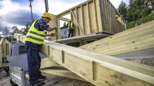Das Bild zeigt den Aufbau eines Fertighauses mit Holzrahmen