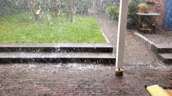 Starker Regen mit viel Wasser auf einer Terrasse