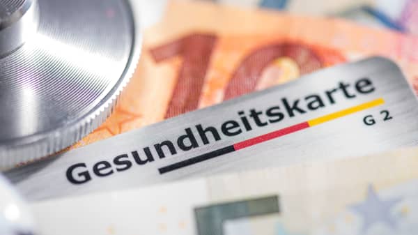 Nahaufnahme von Gesundheitskarte, Euroscheinen und Stethoskop