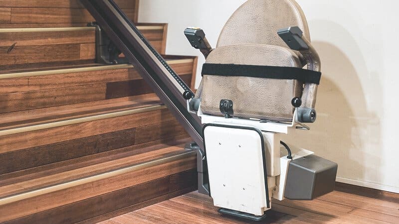 Treppenlift am Treppengeländer