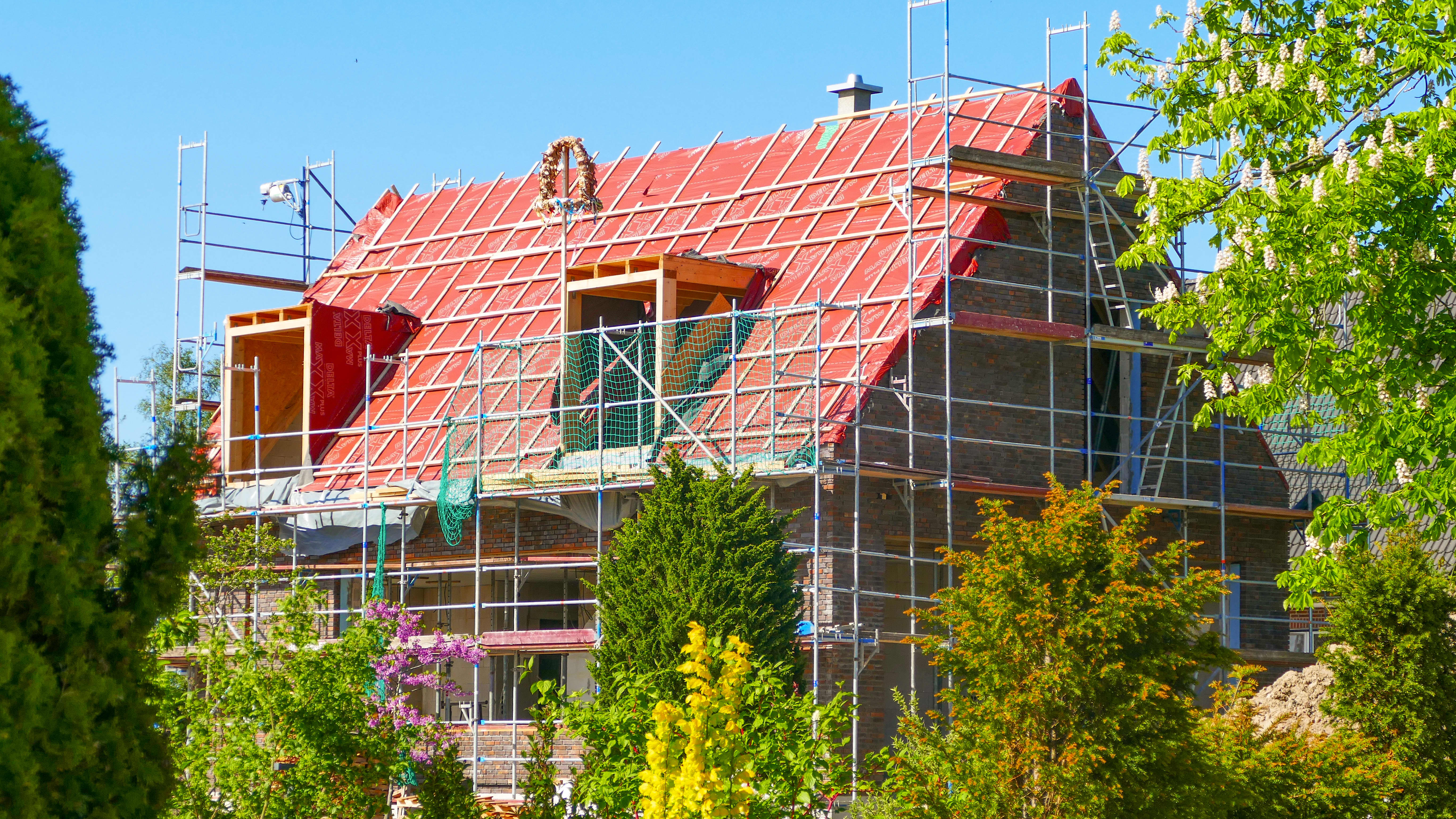 Neubau eines Einfamilienhauses während der Fertigstellung