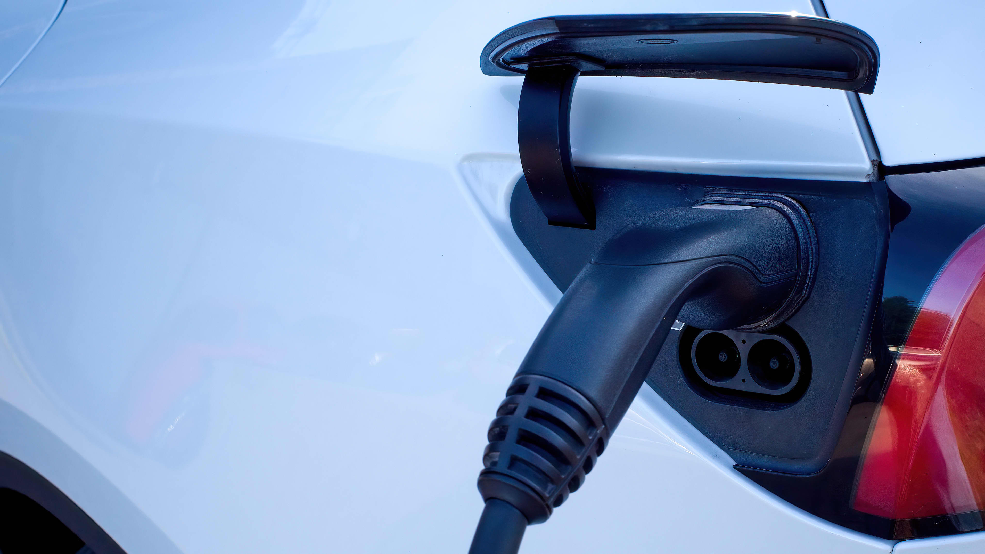 Weißes Elektroauto wird geladen