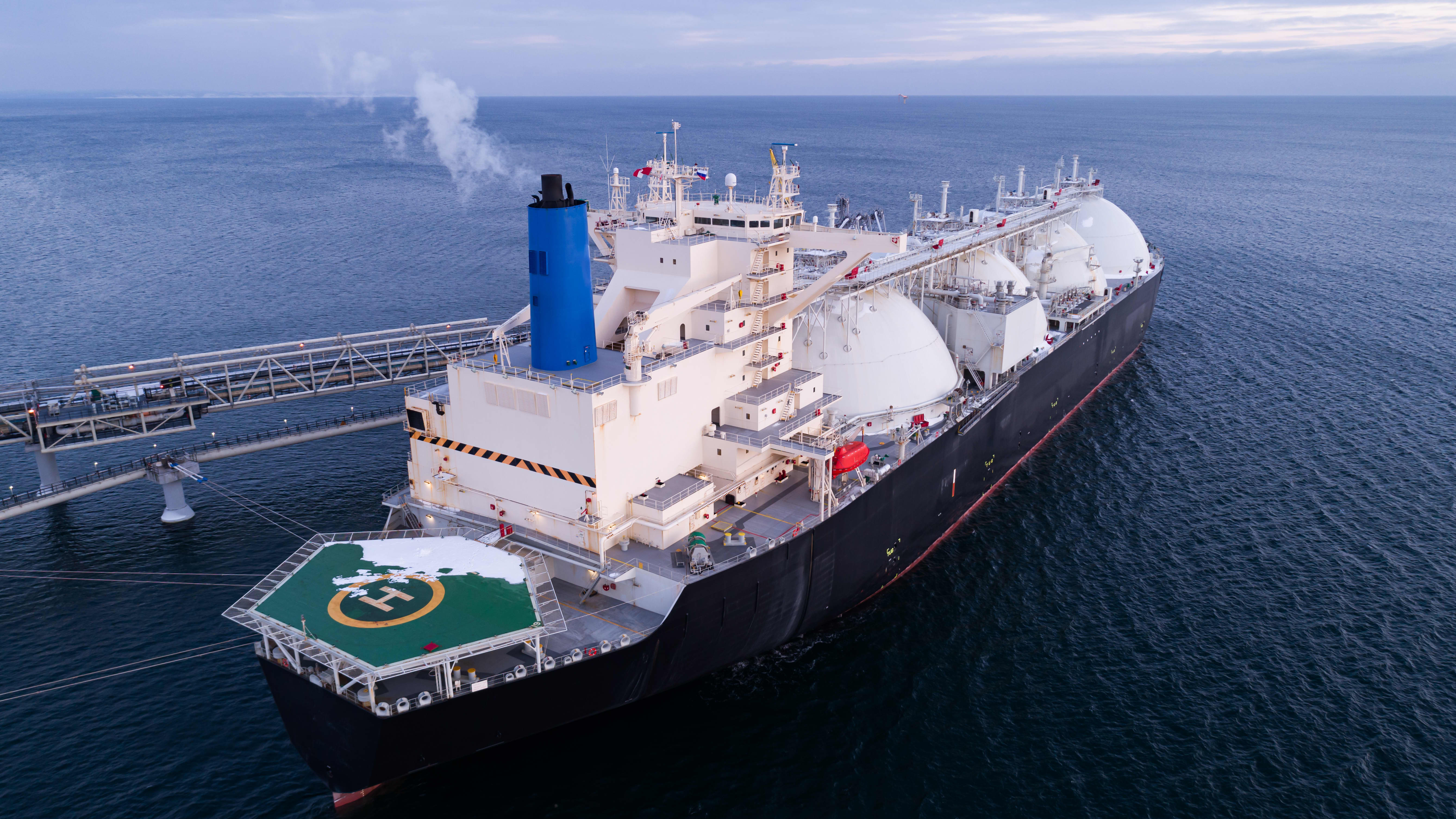 LNG-Tanker an einem LNG-Terminal