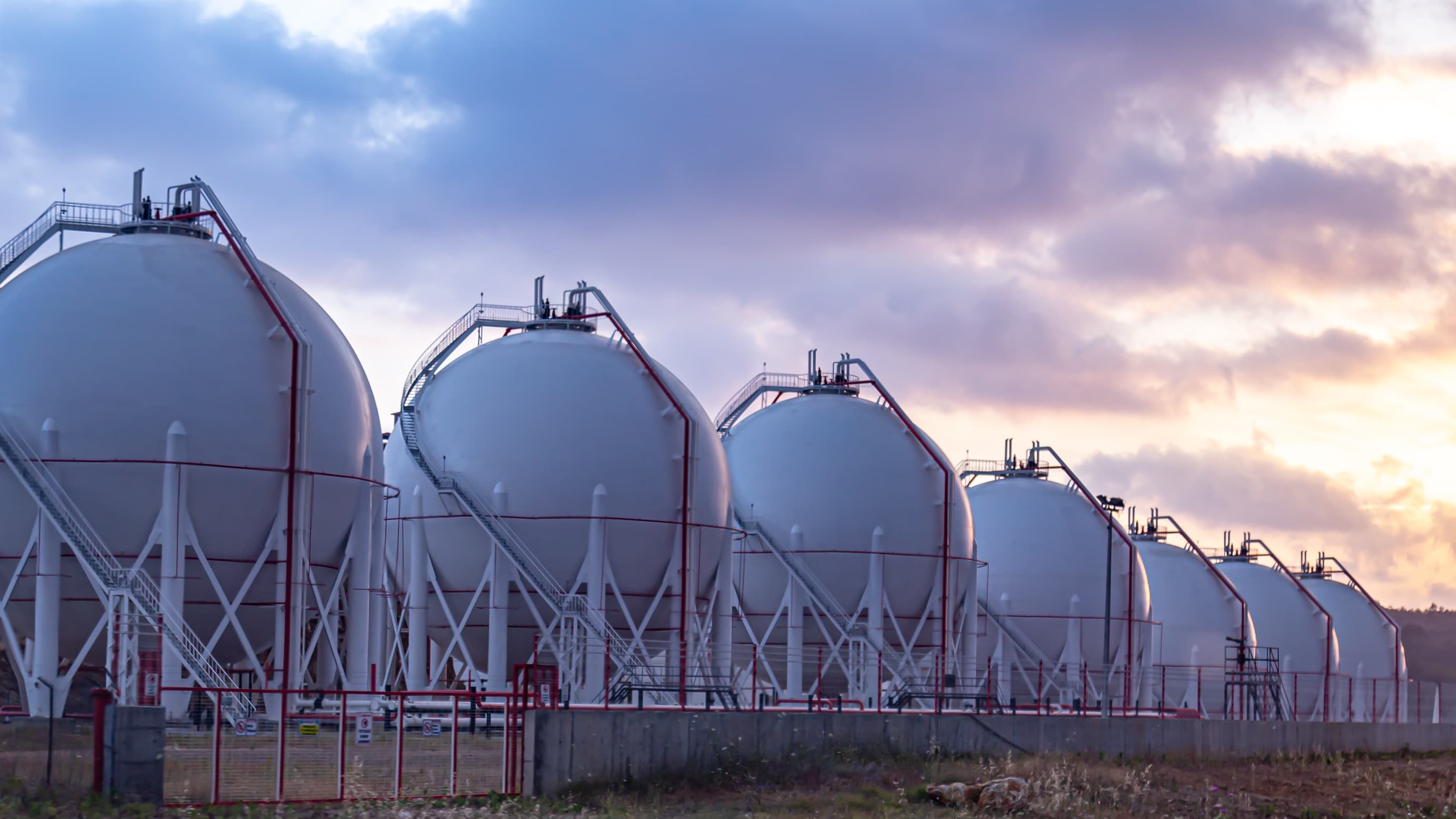 Gasspeicher bei Sonnenuntergang