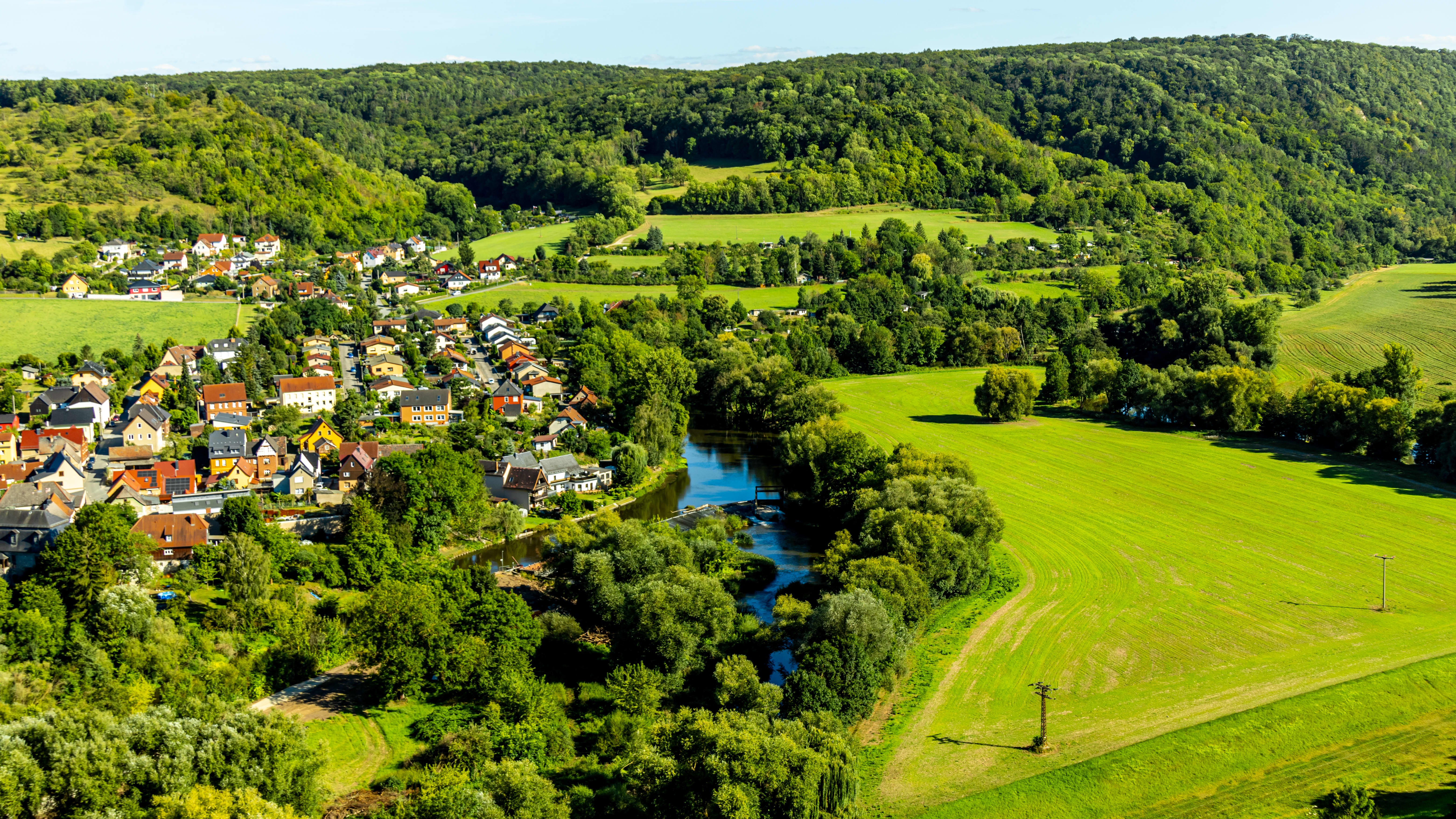 Luftaufnahme einer Gemeinde im Saaletal zwischen Jena und Naumburg in der Nähe der Dornburger Schlösser