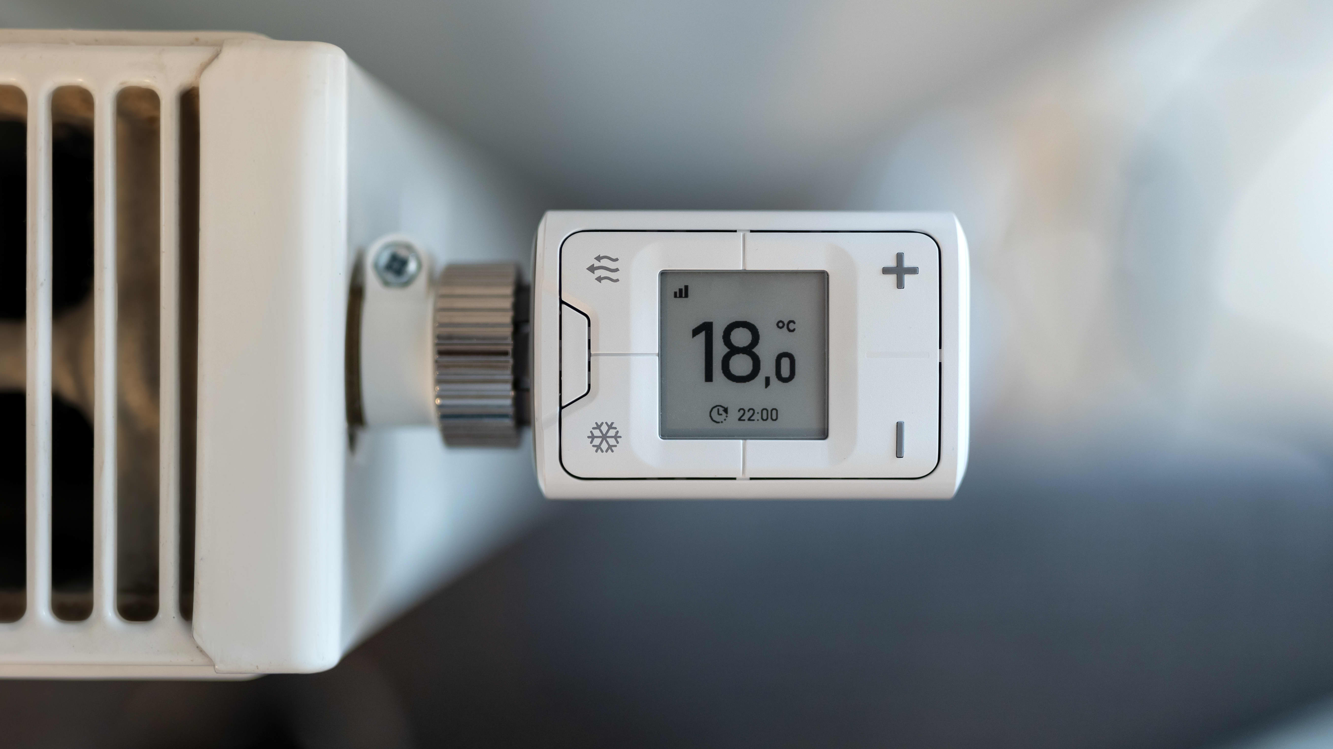 Digitales Heizkörperthermostat, auf dem 18 Grad Celsius eingestellt sind