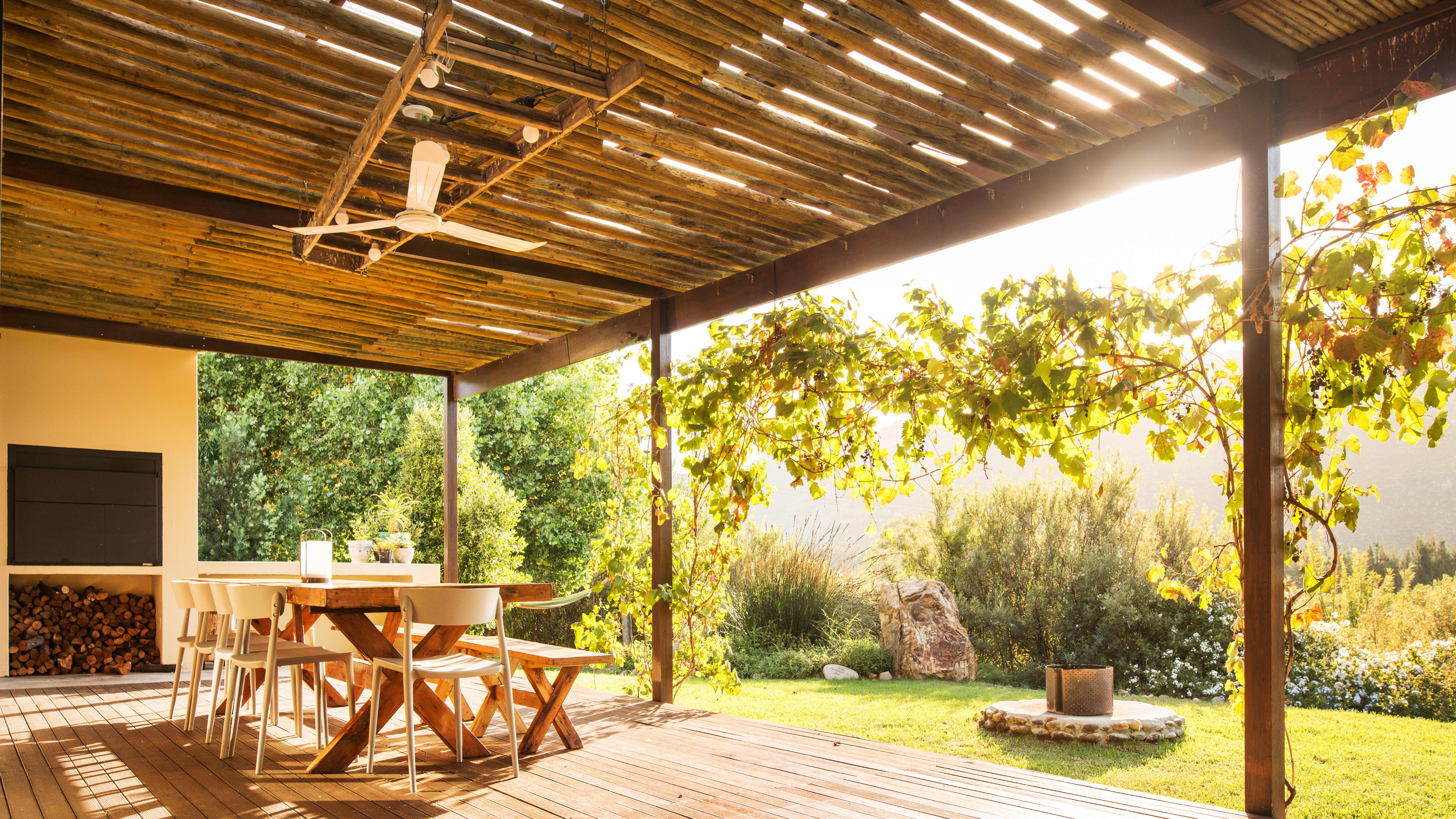 Terrasse mit lichtdurchlässiger Überdachung bei Sonnenschein