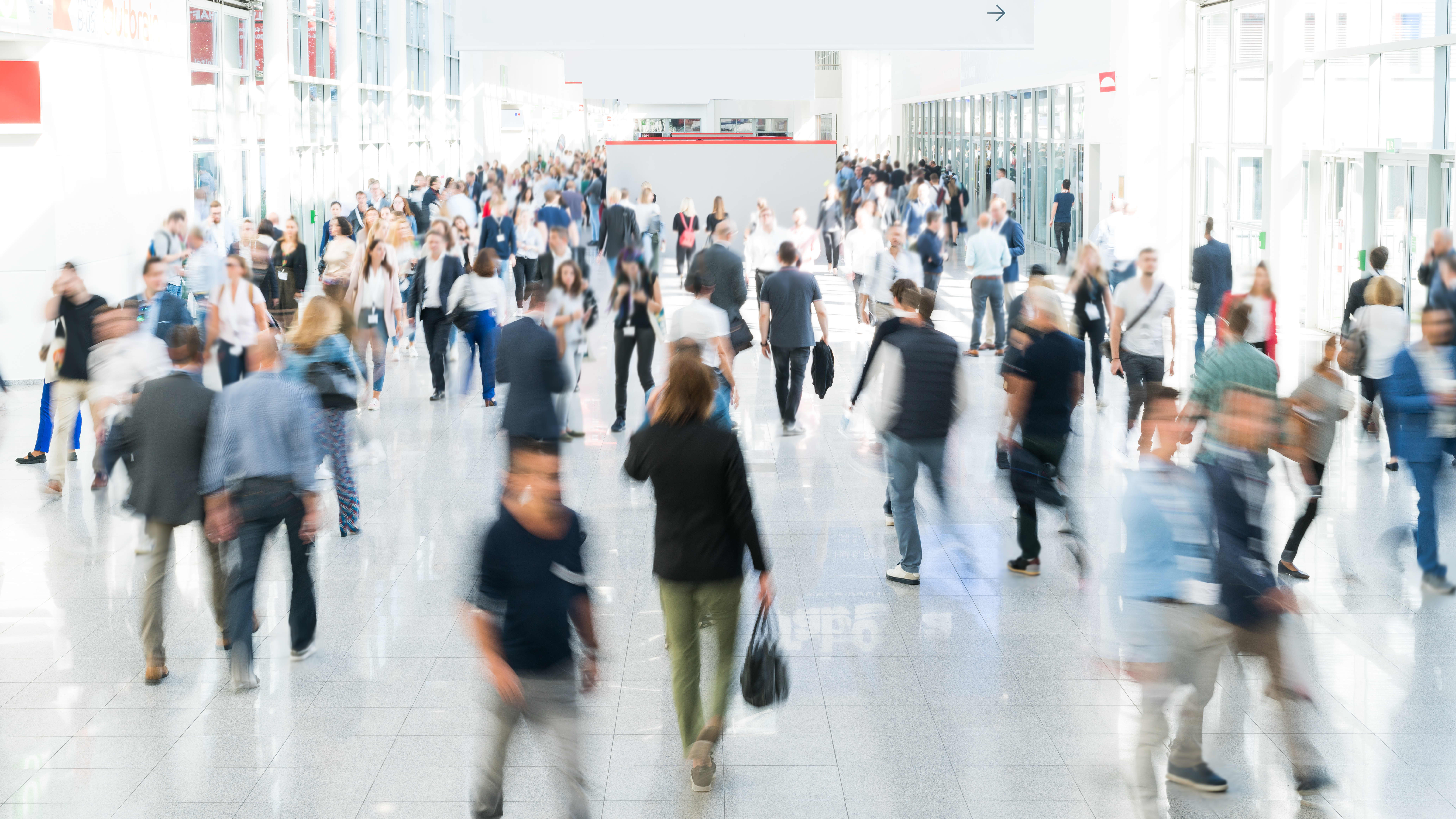 Verschwommene Menschen auf einer Messe