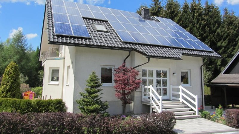 Einfamilienhaus mit einer Solaranlage auf dem Dach