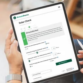 Person nutzt Tablet mit Solar-Check und hält einen Stift in der Hand