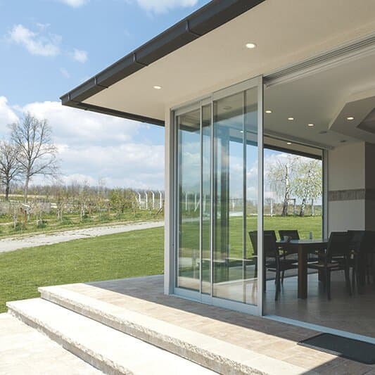 Großer Wintergarten am Haus mit Hebeschiebetür.