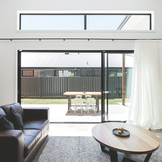 Modernes Wohnzimmer mit Hebeschiebetür zum Garten