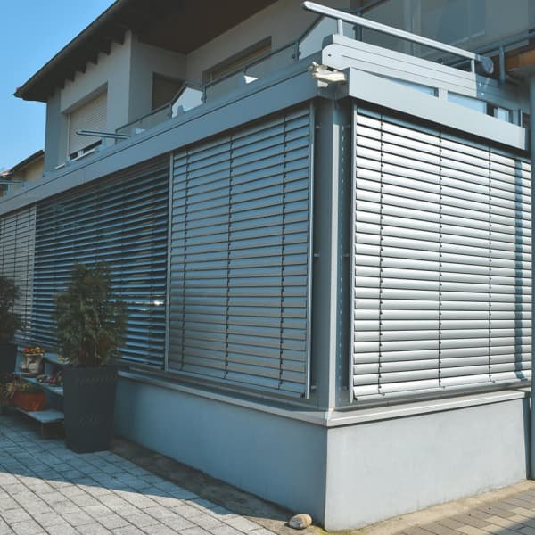 Haus mit Rollladen an der Außenseite