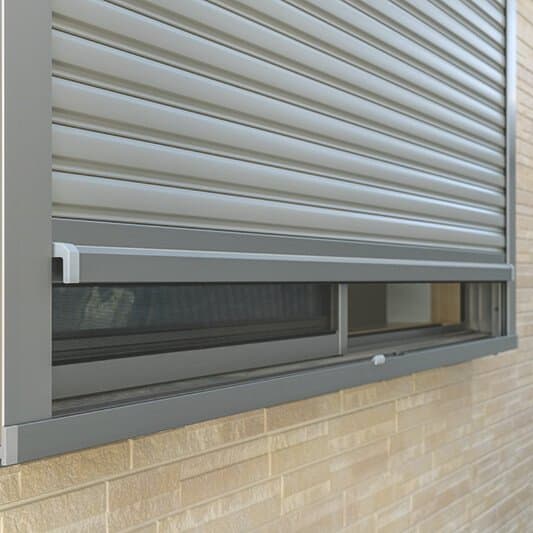 Fenster mit dunklen Rollladen als Sichtschutz