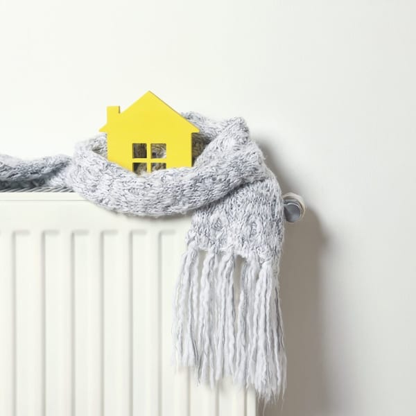 Heizung mit Schal und gelbem Haus