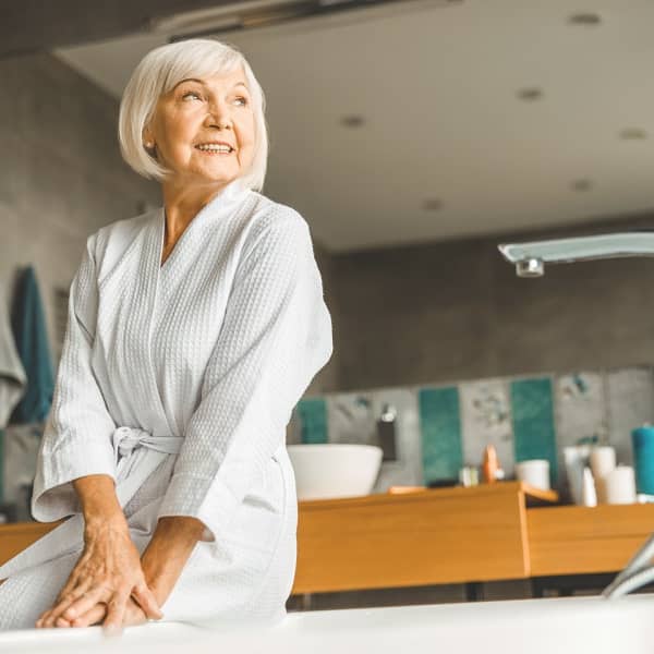 Seniorin im altersgerechten Badezimmer