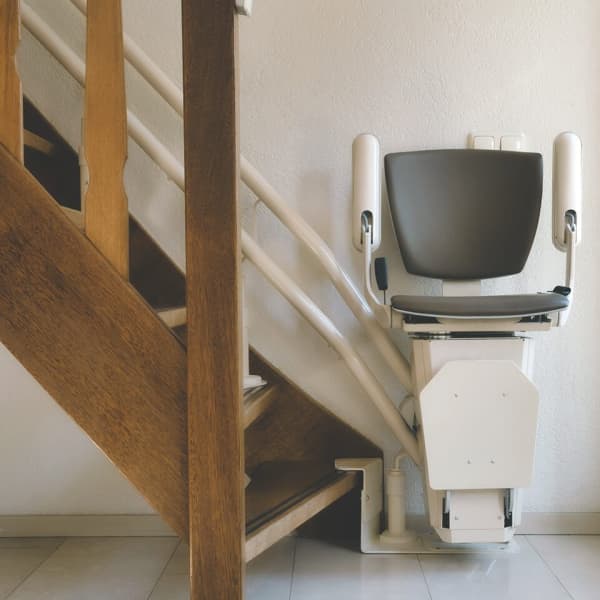 Treppenlift am unteren Ende einer Treppe im Wohnhaus