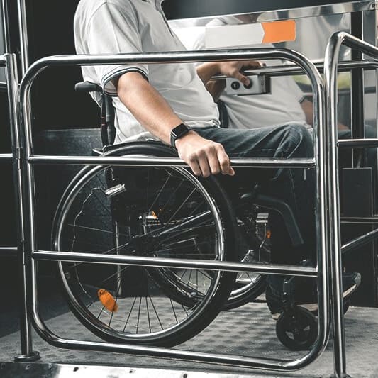 Rollstuhlfahrer auf Plattformaufzug