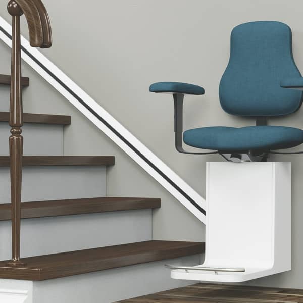 Moderner Treppenlift am Fuß einer Treppe