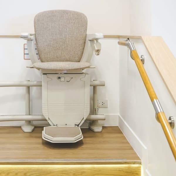 Treppenlift am Treppenanfang.