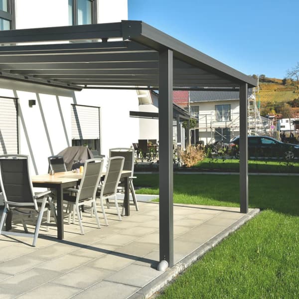 Sonnige Terrasse vor Einfamilienhaus mit Terrassenüberdachung aus Alu
