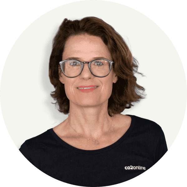 Das Portraitbild zeigt unsere Expertin und Interviewgast Tanja Loitz. Die Geschäftsführerin von co2online trägt eine Brille und schwarzes T-Shirt mit dem Firmenlogo.
