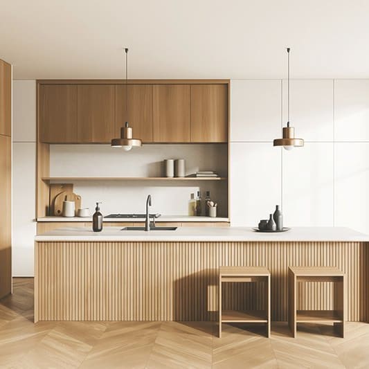 Helle Küche im Japandi-Style mit Bar-Arbeitsplatte aus geriffeltem Holz und Sitzgelegenheiten in der Nähe des Fensters