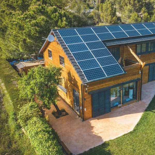 Einfamilienhaus aus Holz mit großer Solaranlage auf dem Dach