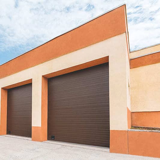 Artikelbild zeigt eine Wohnmobil-Garage mit zwei Toren