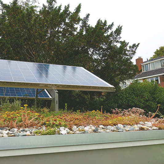 Solaranlage auf Garagendach mit Garagendachbegrünung