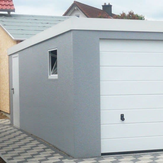 Einzelgarage mit Sektionaltor und einer Tür und Fenster an der Seite