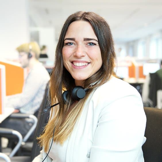 Frau im Callcenter lächelt nett in die Kamera