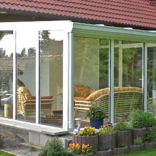 Weißer Masson Wintergarten mit großen Fenstern