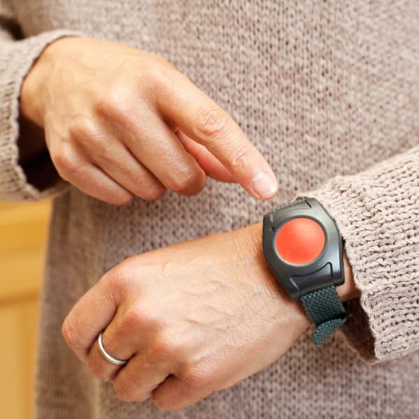 Notrufsystem mit Armband am Handgelenk.