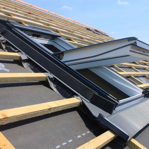 Dachfenstereinbau auf einem ungedeckten Dach