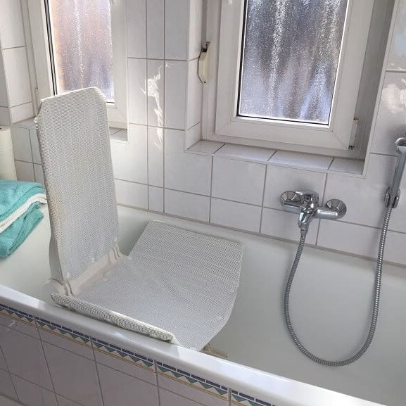Badewannenlift mit Rückenlehne in der Badewanne