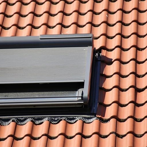 Dachfenster mit Außenrollo und Sensor