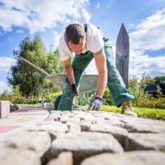 Facharbeiter verlegt Steinweg im Garten