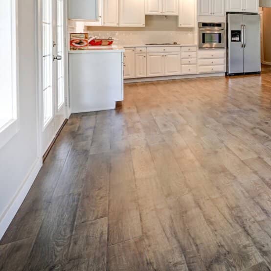 Laminatboden in der ganzen Wohnung ausgelegt.