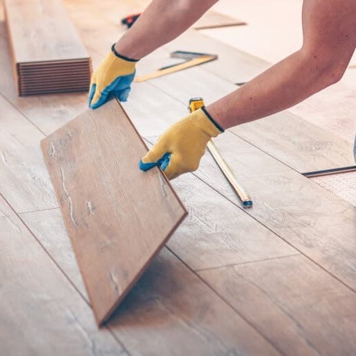 Handwerker verlegt Laminatboden