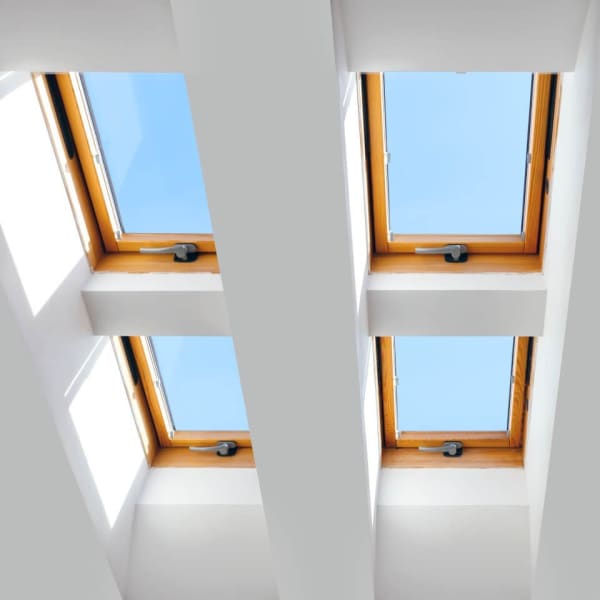 Dachfenster aus Holz im Dachgeschoss