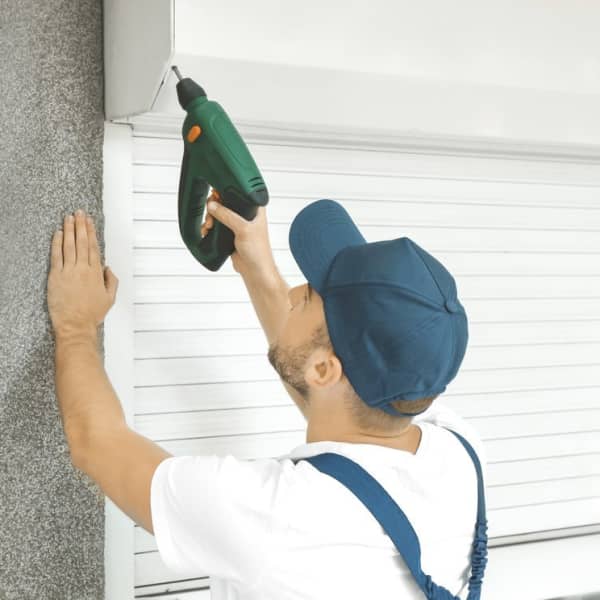 Handwerker ist dabei, einen Rollladen nachzurüsten