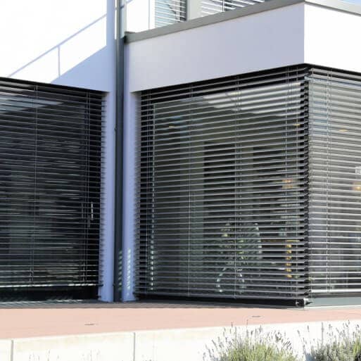 Heruntergelassene Rollladen als Sonnenschutz