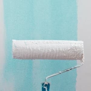Malerrolle mit blauer Wand
